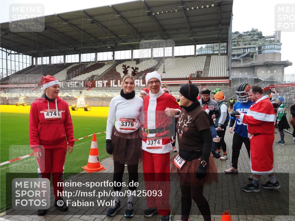 07.12.2025 - St. Pauli X-Mass-Run No. 15 Fabian Wolf http://msf.ph/oto/9425093 07.12.2025 12:11:12 Ziel 4398, 4400 meine-sportfotos.de