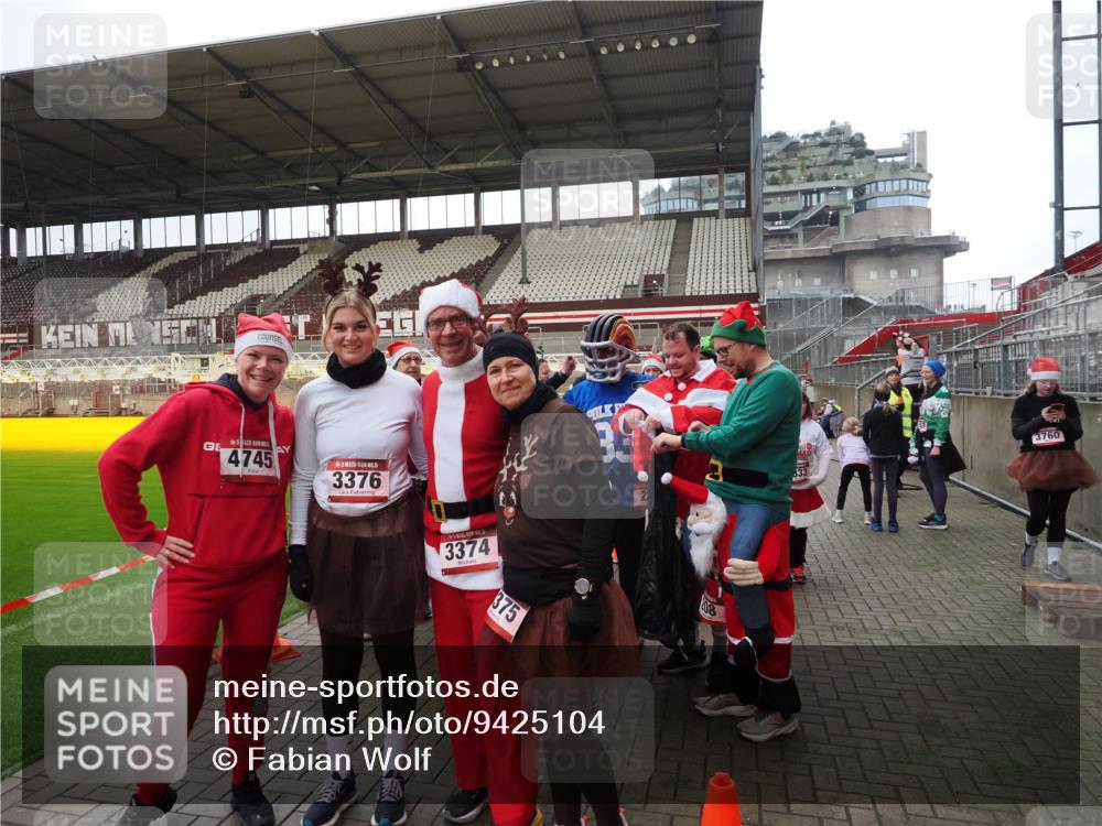 07.12.2025 - St. Pauli X-Mass-Run No. 15 Fabian Wolf http://msf.ph/oto/9425104 07.12.2025 12:11:16 Ziel 2393, 2394, 4180, 4188, 4398, 4400 meine-sportfotos.de
