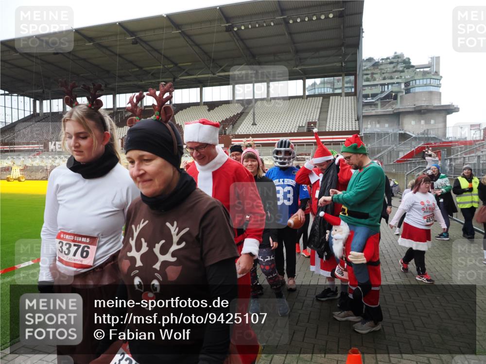 07.12.2025 - St. Pauli X-Mass-Run No. 15 Fabian Wolf http://msf.ph/oto/9425107 07.12.2025 12:11:18 Ziel 2393, 2394, 4180, 4188, 4398, 4400 meine-sportfotos.de