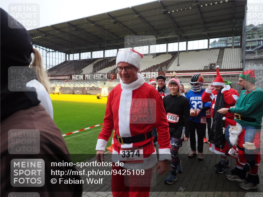 07.12.2025 - St. Pauli X-Mass-Run No. 15 Fabian Wolf http://msf.ph/oto/9425109 07.12.2025 12:11:19 Ziel 2393, 2394, 4180, 4188, 4398, 4400 meine-sportfotos.de