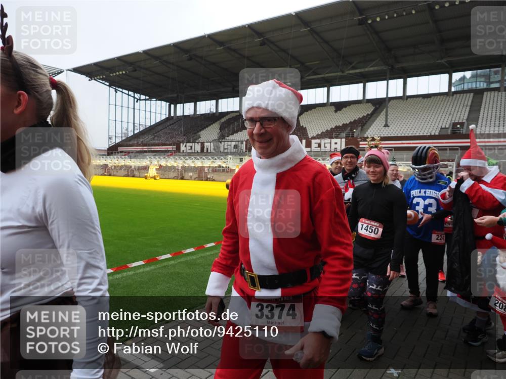 07.12.2025 - St. Pauli X-Mass-Run No. 15 Fabian Wolf http://msf.ph/oto/9425110 07.12.2025 12:11:19 Ziel 2393, 2394, 4180, 4188, 4398, 4400 meine-sportfotos.de