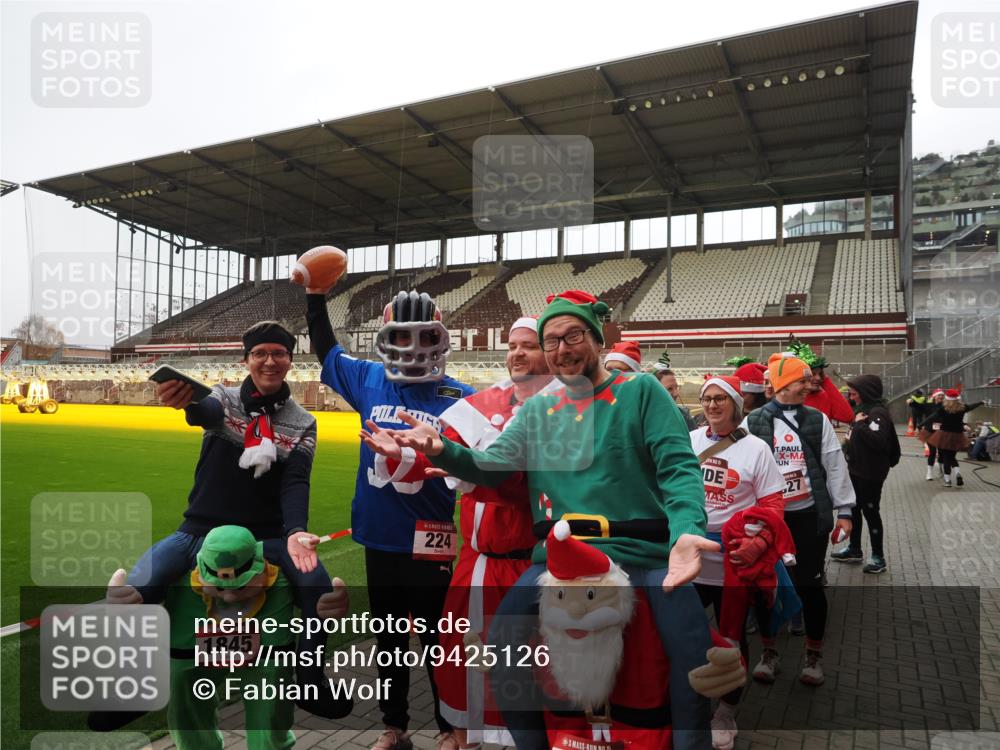 07.12.2025 - St. Pauli X-Mass-Run No. 15 Fabian Wolf http://msf.ph/oto/9425126 07.12.2025 12:11:27 Ziel 2393, 2394, 3758, 4180, 4188 meine-sportfotos.de