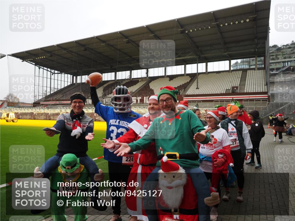 07.12.2025 - St. Pauli X-Mass-Run No. 15 Fabian Wolf http://msf.ph/oto/9425127 07.12.2025 12:11:27 Ziel 2393, 2394, 3758, 4180, 4188 meine-sportfotos.de