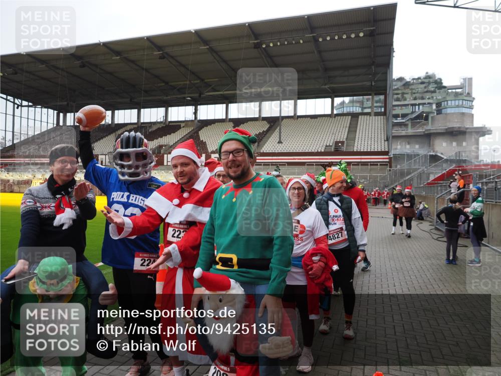07.12.2025 - St. Pauli X-Mass-Run No. 15 Fabian Wolf http://msf.ph/oto/9425135 07.12.2025 12:11:30 Ziel 2393, 2394, 3758, 4180, 4188 meine-sportfotos.de