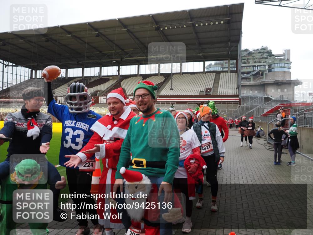 07.12.2025 - St. Pauli X-Mass-Run No. 15 Fabian Wolf http://msf.ph/oto/9425136 07.12.2025 12:11:30 Ziel 2393, 2394, 3758, 4180, 4188 meine-sportfotos.de