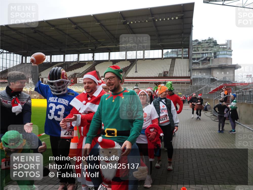 07.12.2025 - St. Pauli X-Mass-Run No. 15 Fabian Wolf http://msf.ph/oto/9425137 07.12.2025 12:11:30 Ziel 2393, 2394, 3758, 4180, 4188 meine-sportfotos.de