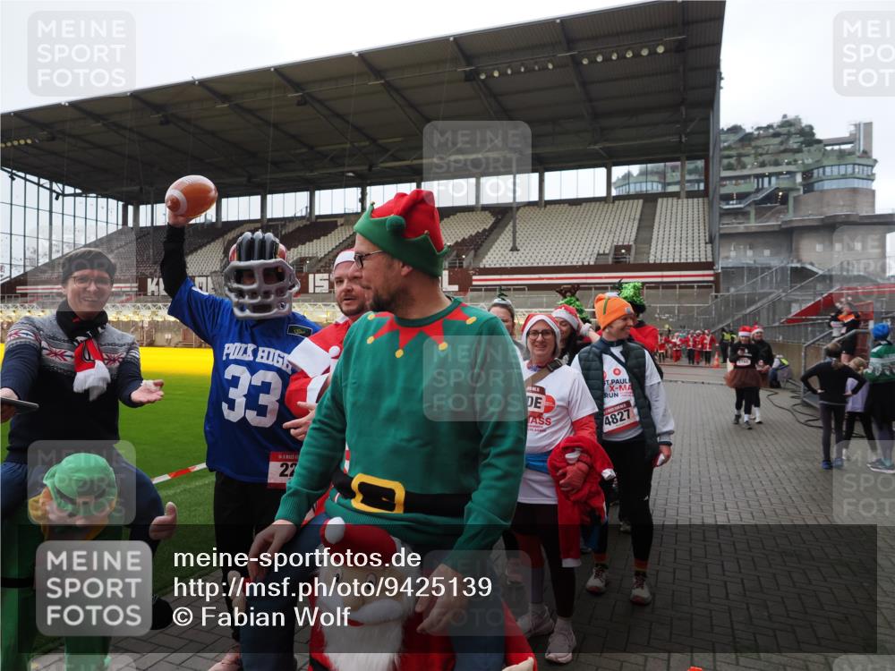 07.12.2025 - St. Pauli X-Mass-Run No. 15 Fabian Wolf http://msf.ph/oto/9425139 07.12.2025 12:11:31 Ziel 2393, 2394, 3758, 4180, 4188 meine-sportfotos.de