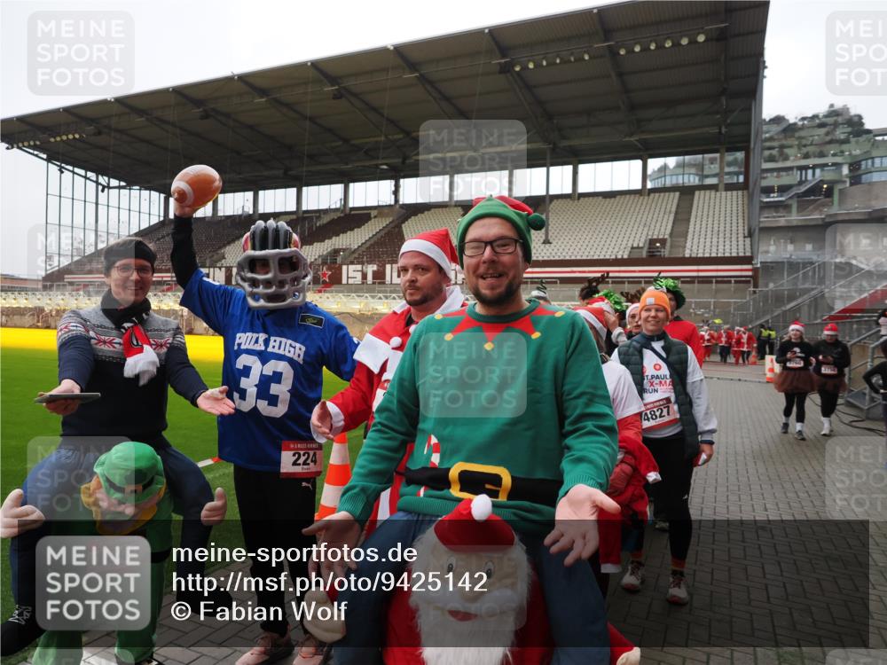 07.12.2025 - St. Pauli X-Mass-Run No. 15 Fabian Wolf http://msf.ph/oto/9425142 07.12.2025 12:11:32 Ziel 2393, 2394, 3758, 4180, 4188 meine-sportfotos.de