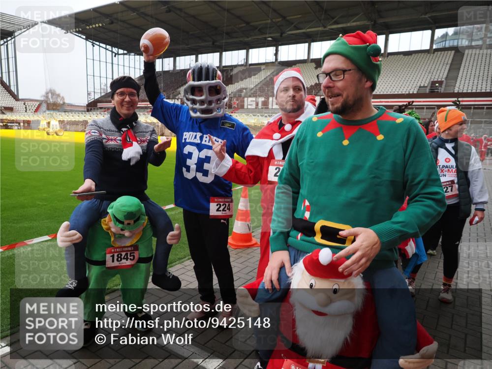 07.12.2025 - St. Pauli X-Mass-Run No. 15 Fabian Wolf http://msf.ph/oto/9425148 07.12.2025 12:11:34 Ziel 2393, 2394, 3758, 4163, 4165, 4166, 4167, 4168, 4180, 4188, 4279 meine-sportfotos.de