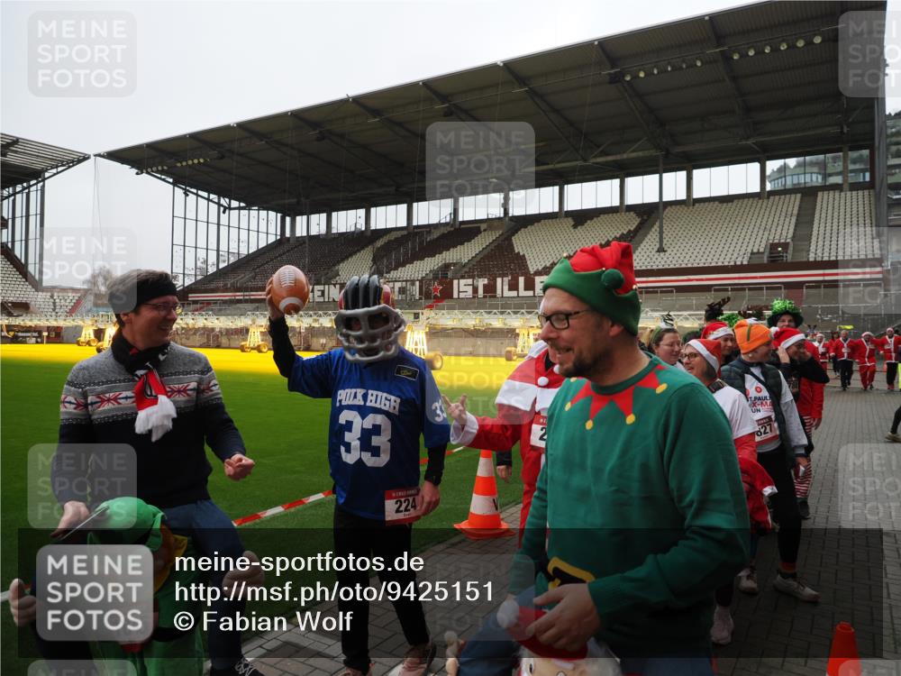 07.12.2025 - St. Pauli X-Mass-Run No. 15 Fabian Wolf http://msf.ph/oto/9425151 07.12.2025 12:11:36 Ziel 3758, 4163, 4165, 4166, 4167, 4168, 4268, 4270, 4278, 4279 meine-sportfotos.de