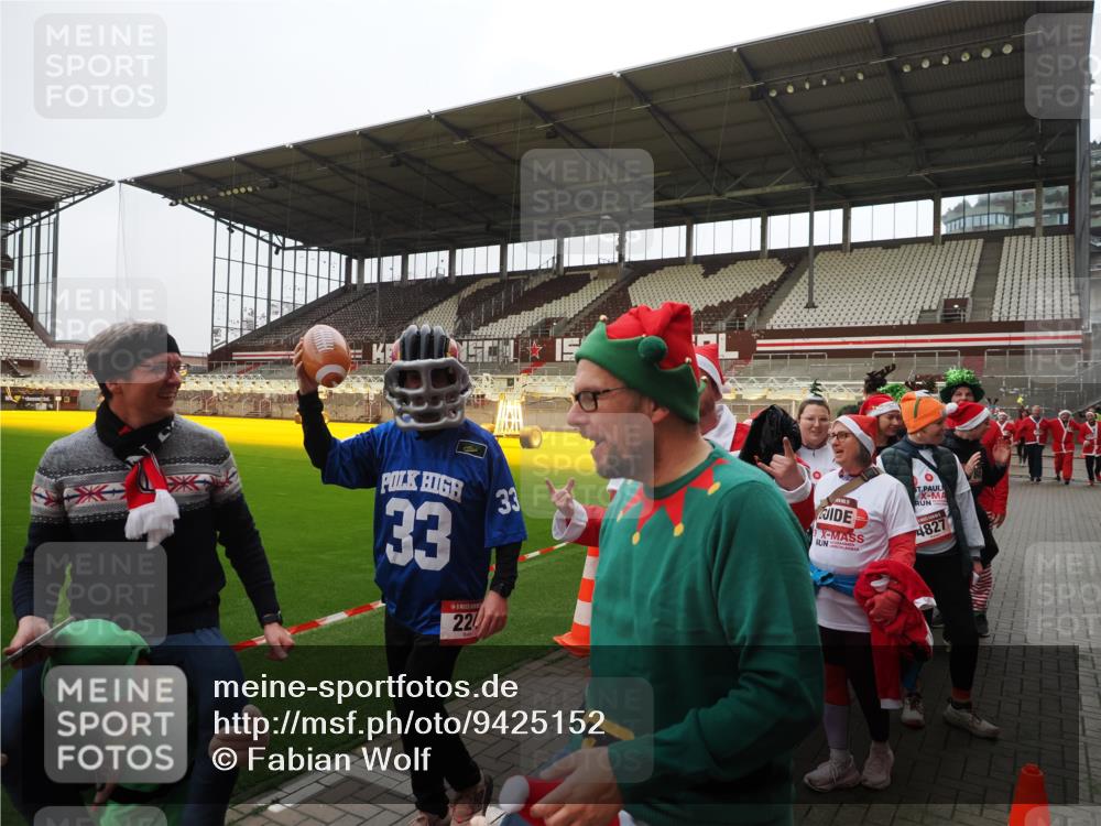 07.12.2025 - St. Pauli X-Mass-Run No. 15 Fabian Wolf http://msf.ph/oto/9425152 07.12.2025 12:11:37 Ziel 3758, 4163, 4165, 4166, 4167, 4168, 4268, 4270, 4278, 4279 meine-sportfotos.de