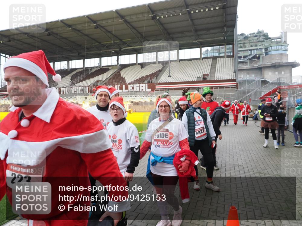07.12.2025 - St. Pauli X-Mass-Run No. 15 Fabian Wolf http://msf.ph/oto/9425153 07.12.2025 12:11:38 Ziel 3758, 4163, 4165, 4166, 4167, 4168, 4268, 4270, 4278, 4279 meine-sportfotos.de