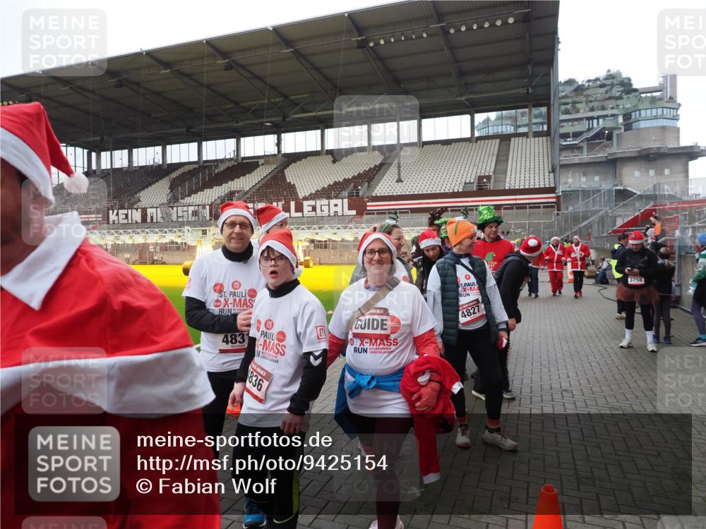 07.12.2025 - St. Pauli X-Mass-Run No. 15 Fabian Wolf http://msf.ph/oto/9425154 07.12.2025 12:11:39 Ziel 3758, 4163, 4165, 4166, 4167, 4168, 4268, 4270, 4278, 4279 meine-sportfotos.de