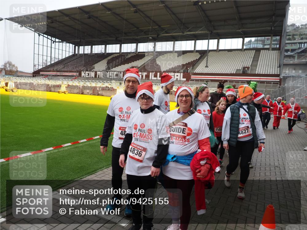 07.12.2025 - St. Pauli X-Mass-Run No. 15 Fabian Wolf http://msf.ph/oto/9425155 07.12.2025 12:11:40 Ziel 3758, 4163, 4165, 4166, 4167, 4168, 4268, 4270, 4278, 4279, 4714 meine-sportfotos.de