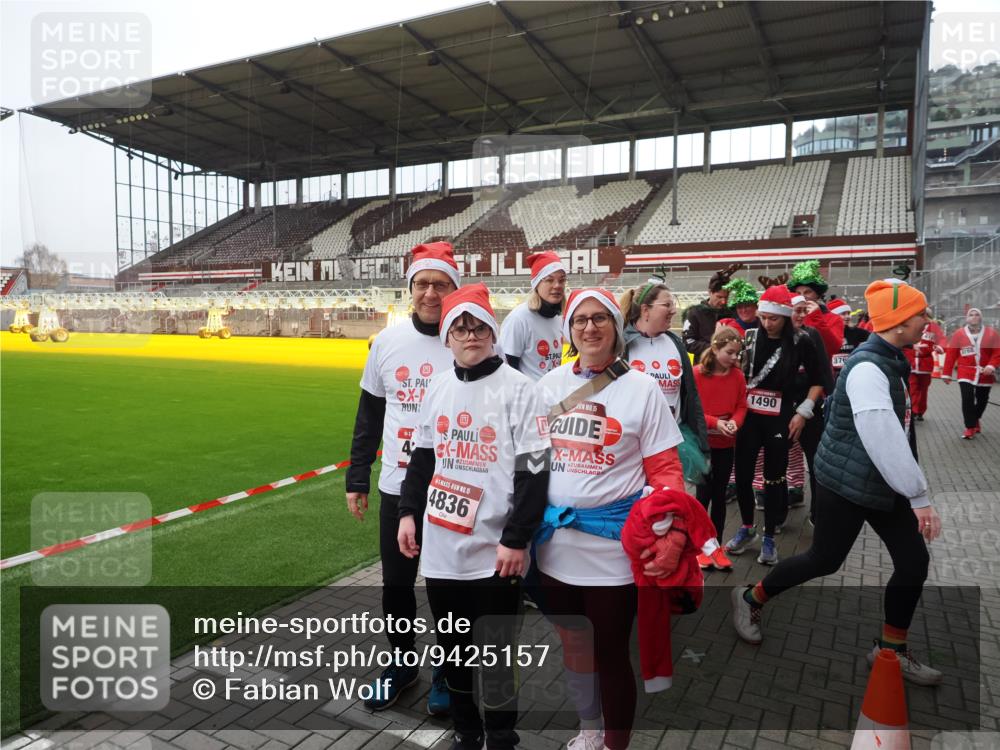 07.12.2025 - St. Pauli X-Mass-Run No. 15 Fabian Wolf http://msf.ph/oto/9425157 07.12.2025 12:11:41 Ziel 3758, 4163, 4165, 4166, 4167, 4168, 4268, 4270, 4278, 4279, 4714 meine-sportfotos.de