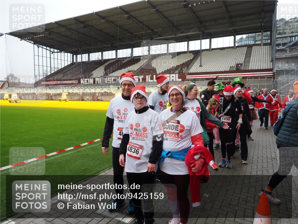 07.12.2025 - St. Pauli X-Mass-Run No. 15 Fabian Wolf http://msf.ph/oto/9425159 07.12.2025 12:11:42 Ziel 3979, 4163, 4165, 4166, 4167, 4168, 4268, 4270, 4278, 4279, 4714 meine-sportfotos.de