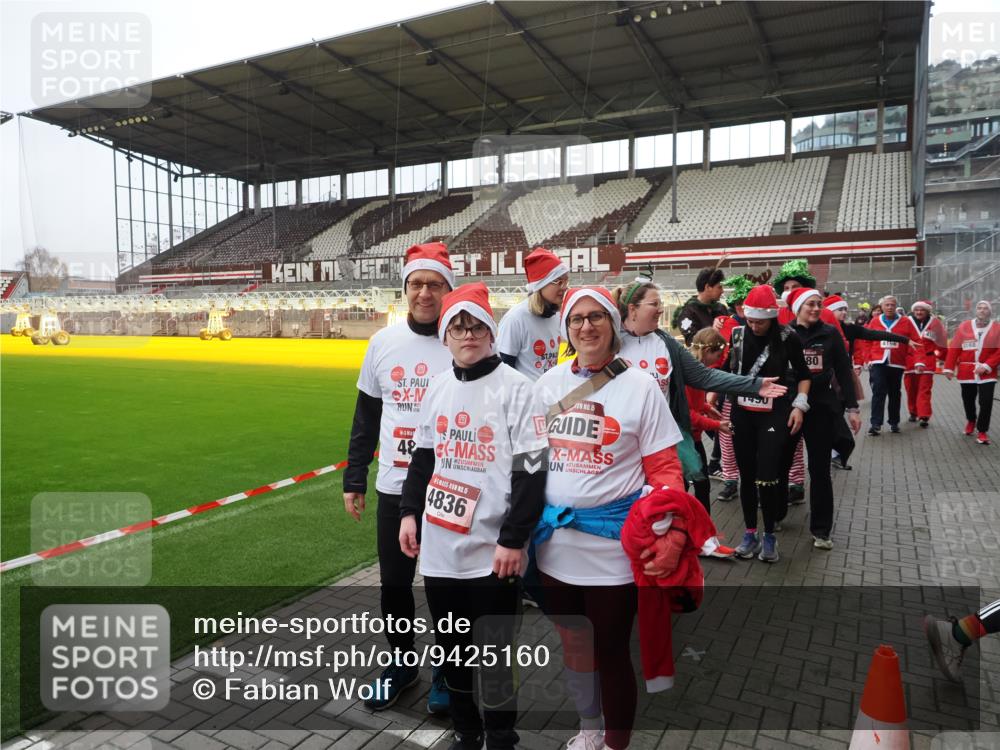 07.12.2025 - St. Pauli X-Mass-Run No. 15 Fabian Wolf http://msf.ph/oto/9425160 07.12.2025 12:11:42 Ziel 3979, 4163, 4165, 4166, 4167, 4168, 4268, 4270, 4278, 4279, 4714 meine-sportfotos.de