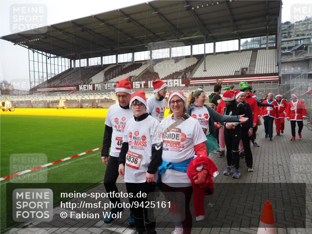 07.12.2025 - St. Pauli X-Mass-Run No. 15 Fabian Wolf http://msf.ph/oto/9425161 07.12.2025 12:11:42 Ziel 3979, 4163, 4165, 4166, 4167, 4168, 4268, 4270, 4278, 4279, 4714 meine-sportfotos.de