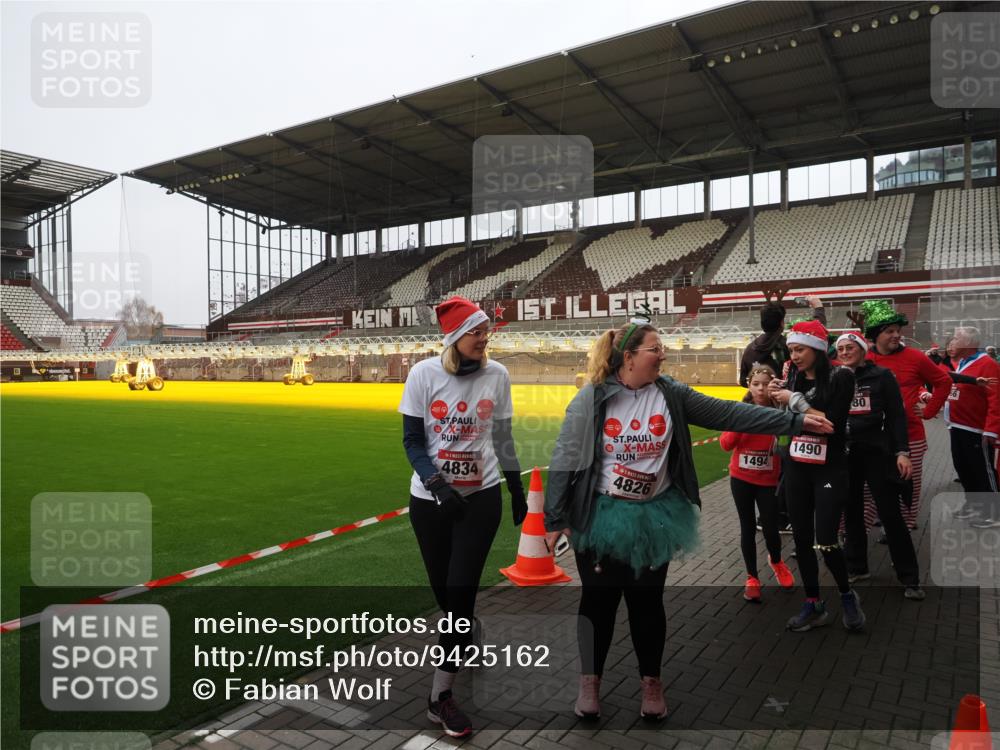 07.12.2025 - St. Pauli X-Mass-Run No. 15 Fabian Wolf http://msf.ph/oto/9425162 07.12.2025 12:11:45 Ziel 3974, 3979, 4163, 4165, 4166, 4167, 4168, 4268, 4270, 4278, 4279, 4288, 4289, 4308, 4714 meine-sportfotos.de