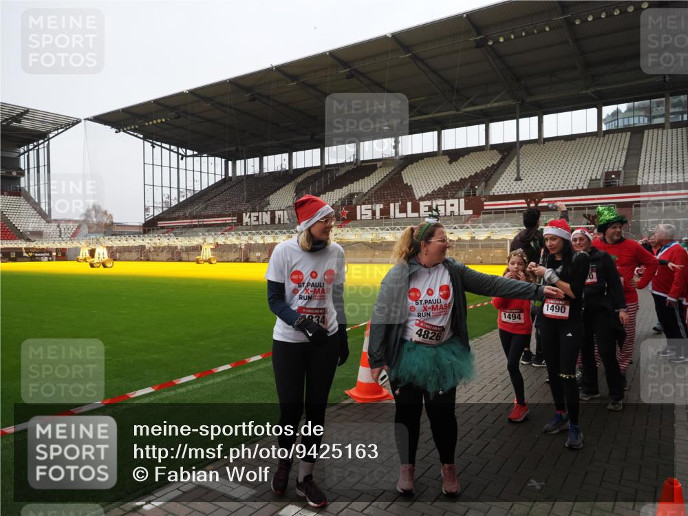 07.12.2025 - St. Pauli X-Mass-Run No. 15 Fabian Wolf http://msf.ph/oto/9425163 07.12.2025 12:11:45 Ziel 3974, 3979, 4163, 4165, 4166, 4167, 4168, 4268, 4270, 4278, 4279, 4288, 4289, 4308, 4714 meine-sportfotos.de