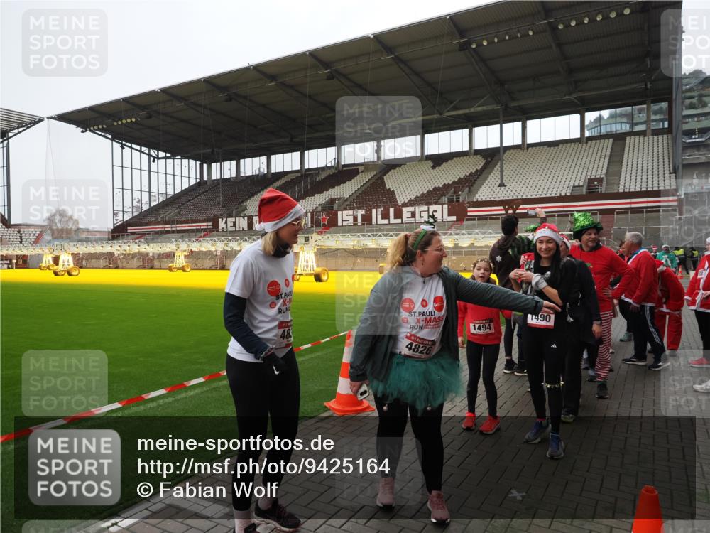 07.12.2025 - St. Pauli X-Mass-Run No. 15 Fabian Wolf http://msf.ph/oto/9425164 07.12.2025 12:11:46 Ziel 1452, 3974, 3979, 4163, 4165, 4166, 4167, 4168, 4268, 4270, 4278, 4279, 4288, 4289, 4308, 4714 meine-sportfotos.de