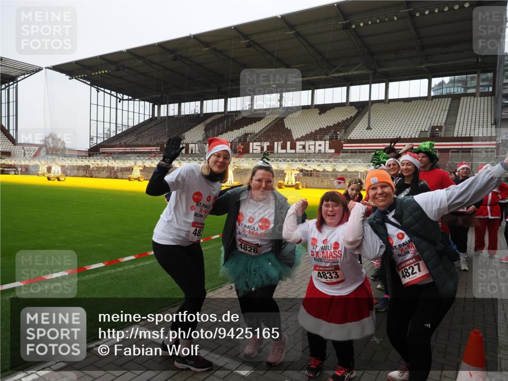 07.12.2025 - St. Pauli X-Mass-Run No. 15 Fabian Wolf http://msf.ph/oto/9425165 07.12.2025 12:11:51 Ziel 1452, 3974, 3979, 4163, 4165, 4166, 4167, 4168, 4268, 4270, 4278, 4279, 4288, 4289, 4308, 4714 meine-sportfotos.de