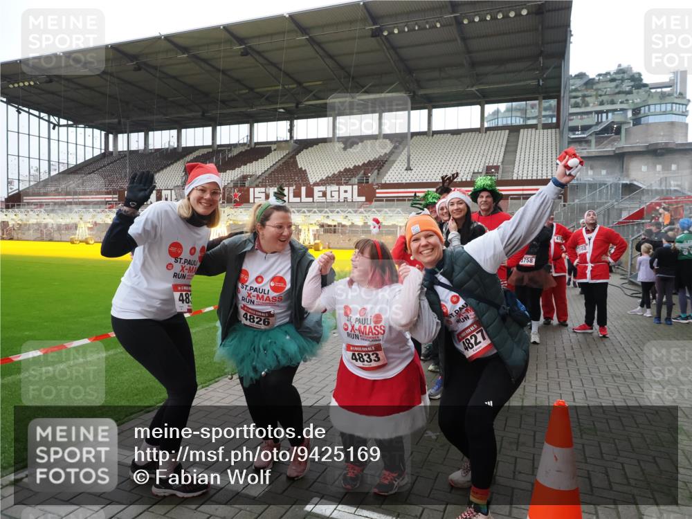 07.12.2025 - St. Pauli X-Mass-Run No. 15 Fabian Wolf http://msf.ph/oto/9425169 07.12.2025 12:11:52 Ziel 1452, 3974, 3979, 4163, 4165, 4166, 4167, 4168, 4268, 4270, 4278, 4279, 4288, 4289, 4308, 4714 meine-sportfotos.de