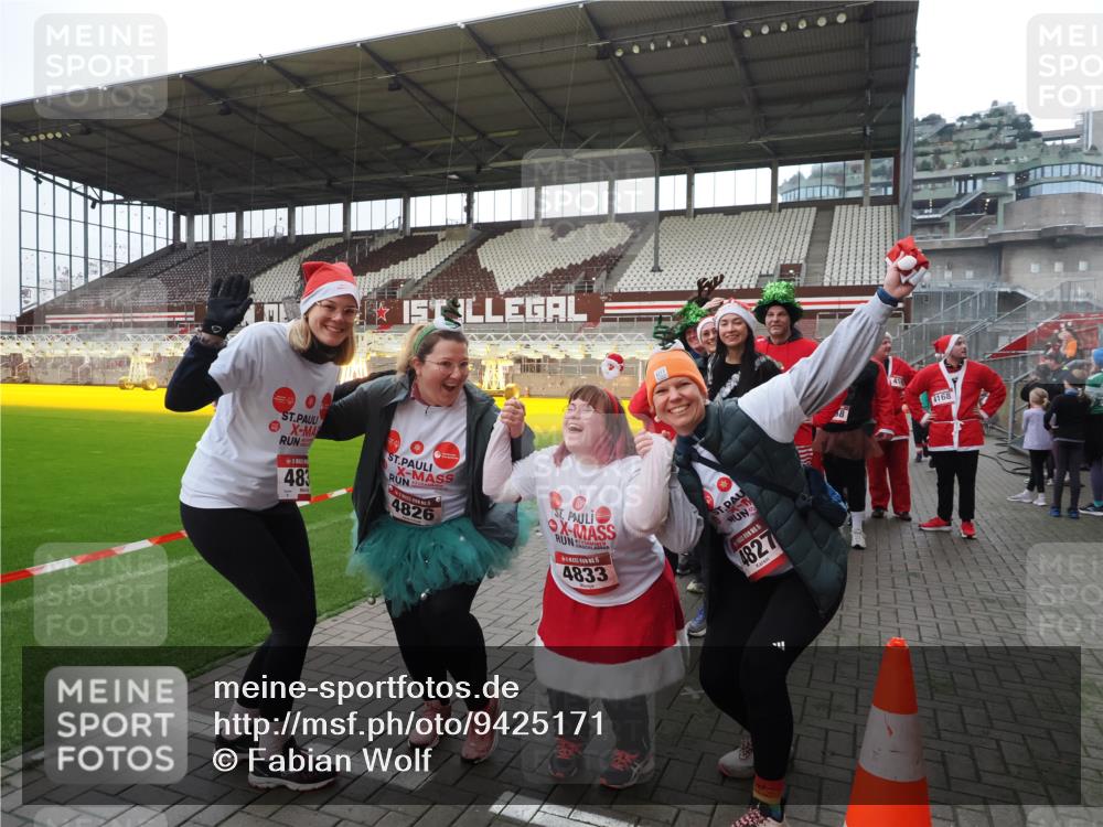 07.12.2025 - St. Pauli X-Mass-Run No. 15 Fabian Wolf http://msf.ph/oto/9425171 07.12.2025 12:11:52 Ziel 1452, 3974, 3979, 4163, 4165, 4166, 4167, 4168, 4268, 4270, 4278, 4279, 4288, 4289, 4308, 4714 meine-sportfotos.de