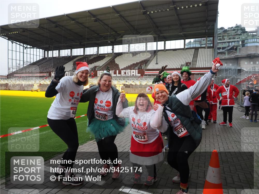 07.12.2025 - St. Pauli X-Mass-Run No. 15 Fabian Wolf http://msf.ph/oto/9425174 07.12.2025 12:11:53 Ziel 1452, 3974, 3979, 4163, 4165, 4166, 4167, 4168, 4268, 4270, 4278, 4279, 4288, 4289, 4308, 4714 meine-sportfotos.de