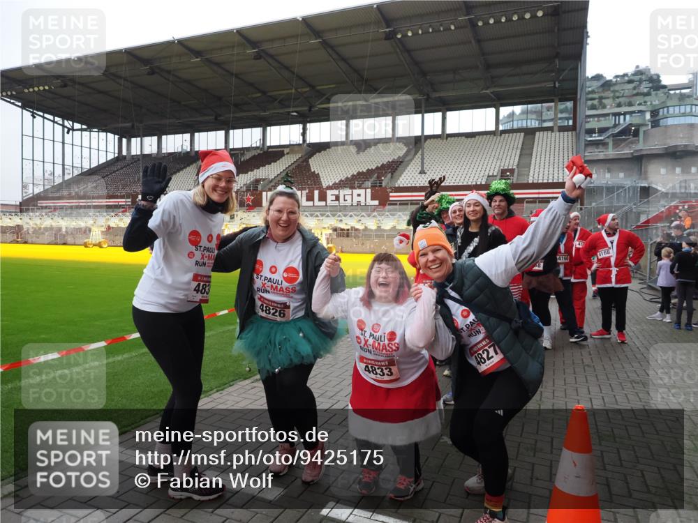07.12.2025 - St. Pauli X-Mass-Run No. 15 Fabian Wolf http://msf.ph/oto/9425175 07.12.2025 12:11:53 Ziel 1452, 3974, 3979, 4163, 4165, 4166, 4167, 4168, 4268, 4270, 4278, 4279, 4288, 4289, 4308, 4714 meine-sportfotos.de