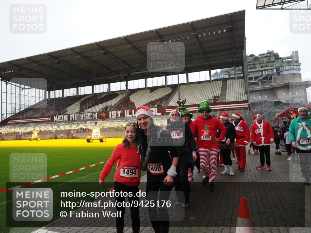 07.12.2025 - St. Pauli X-Mass-Run No. 15 Fabian Wolf http://msf.ph/oto/9425176 07.12.2025 12:11:57 Ziel 1452, 3974, 3979, 4288, 4289, 4308, 4714 meine-sportfotos.de