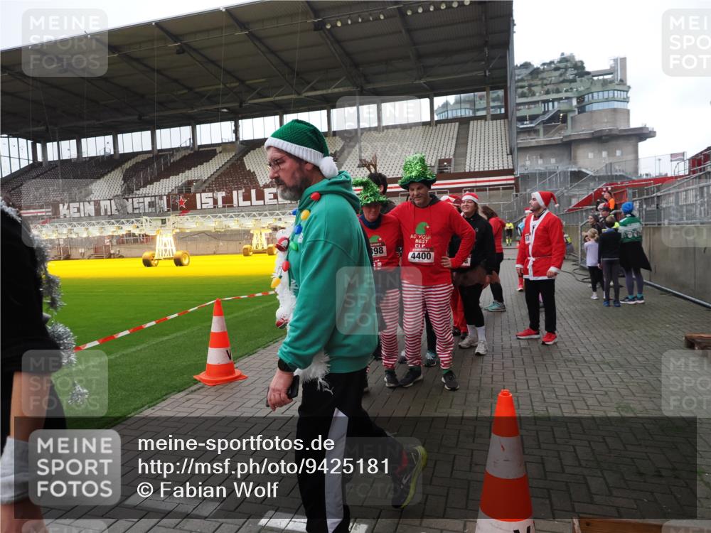 07.12.2025 - St. Pauli X-Mass-Run No. 15 Fabian Wolf http://msf.ph/oto/9425181 07.12.2025 12:12:03 Ziel 1452, 3974, 4288, 4289, 4308 meine-sportfotos.de