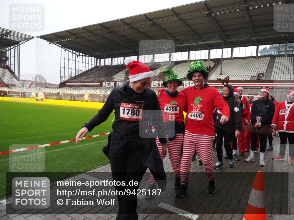07.12.2025 - St. Pauli X-Mass-Run No. 15 Fabian Wolf http://msf.ph/oto/9425187 07.12.2025 12:12:08 Ziel 1033 meine-sportfotos.de