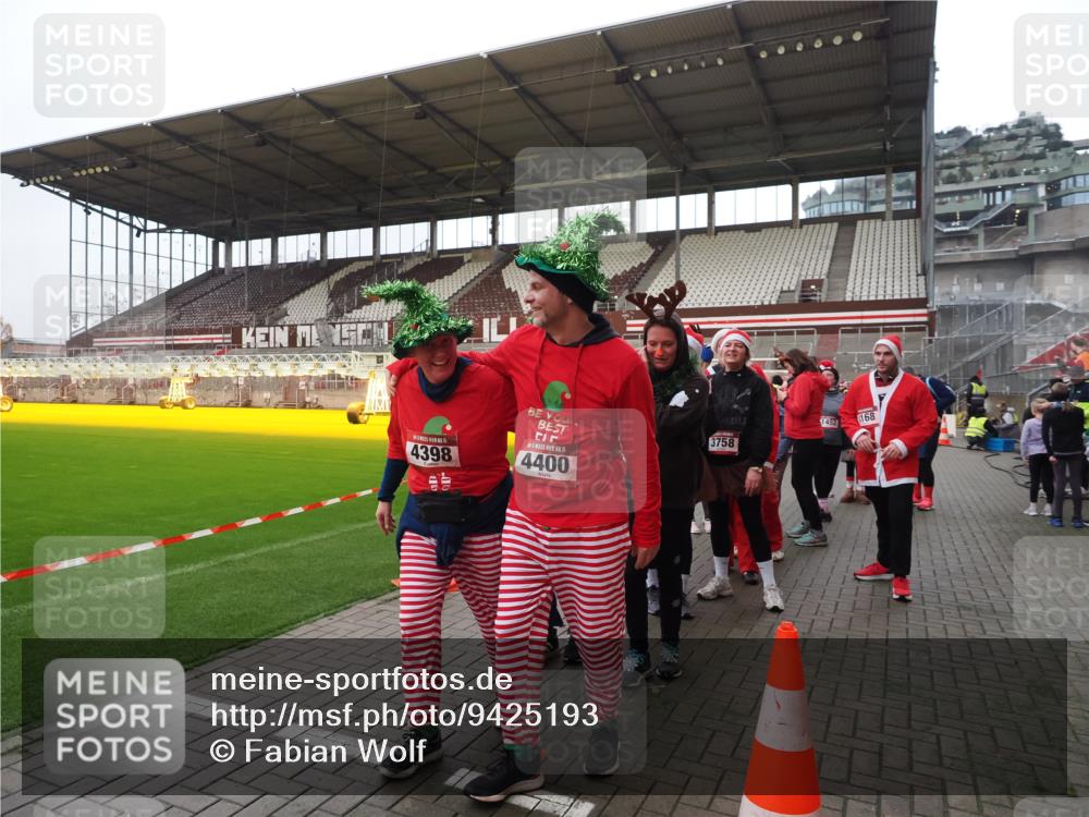 07.12.2025 - St. Pauli X-Mass-Run No. 15 Fabian Wolf http://msf.ph/oto/9425193 07.12.2025 12:12:12 Ziel 1033 meine-sportfotos.de