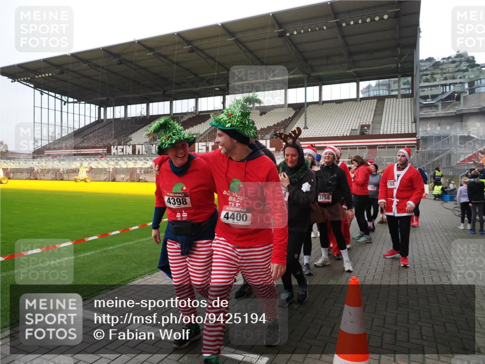 07.12.2025 - St. Pauli X-Mass-Run No. 15 Fabian Wolf http://msf.ph/oto/9425194 07.12.2025 12:12:12 Ziel 1033 meine-sportfotos.de