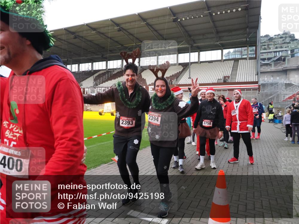 07.12.2025 - St. Pauli X-Mass-Run No. 15 Fabian Wolf http://msf.ph/oto/9425198 07.12.2025 12:12:13 Ziel 1033 meine-sportfotos.de