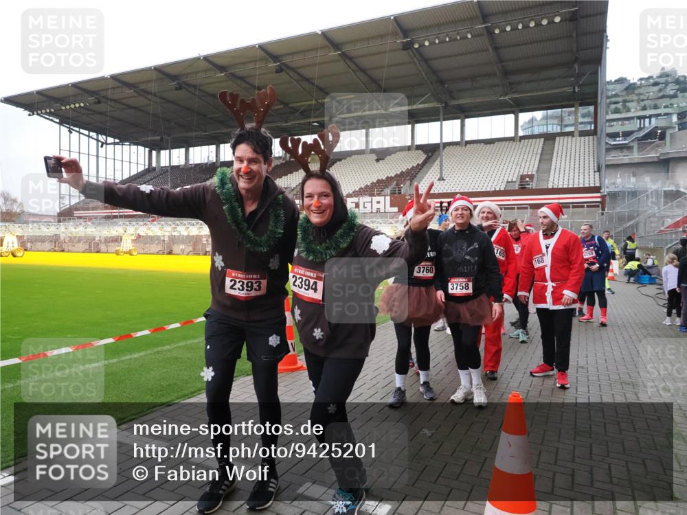 07.12.2025 - St. Pauli X-Mass-Run No. 15 Fabian Wolf http://msf.ph/oto/9425201 07.12.2025 12:12:14 Ziel 1033 meine-sportfotos.de