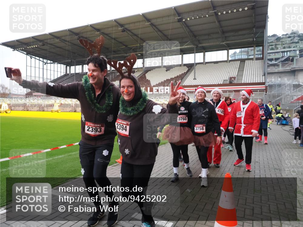 07.12.2025 - St. Pauli X-Mass-Run No. 15 Fabian Wolf http://msf.ph/oto/9425202 07.12.2025 12:12:14 Ziel 1033 meine-sportfotos.de