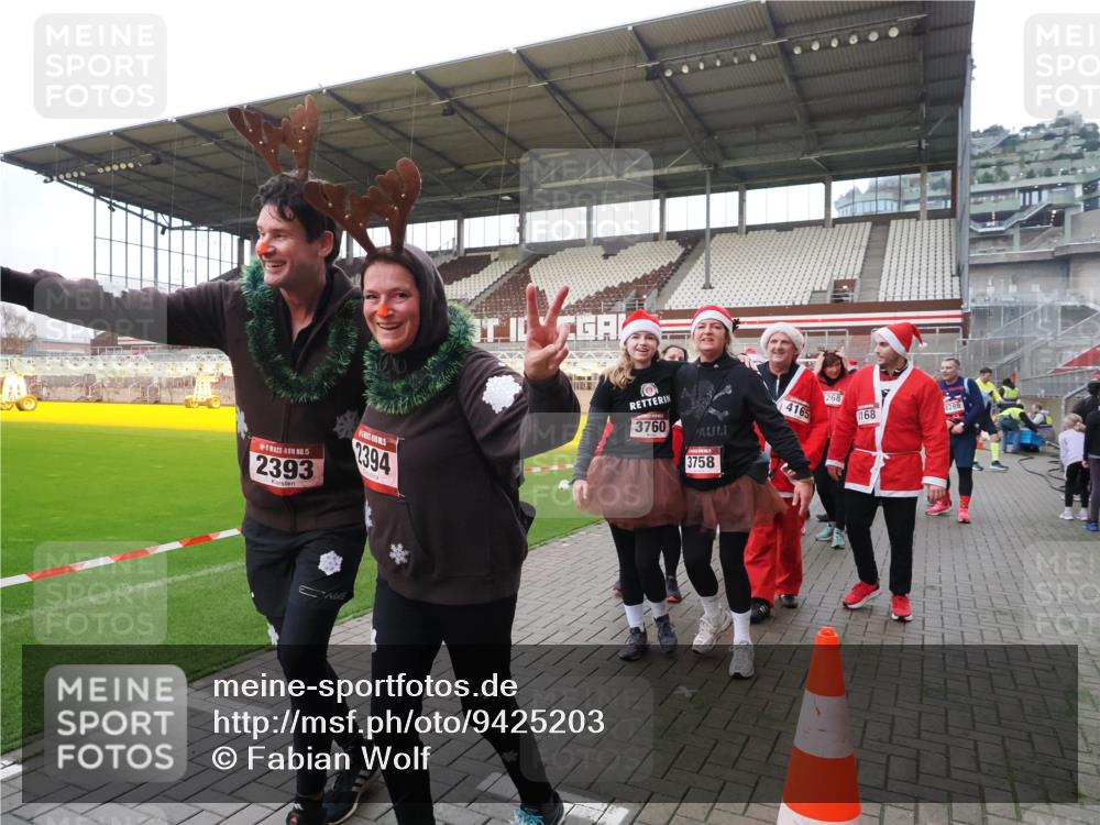 07.12.2025 - St. Pauli X-Mass-Run No. 15 Fabian Wolf http://msf.ph/oto/9425203 07.12.2025 12:12:14 Ziel 1033 meine-sportfotos.de