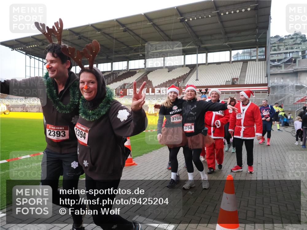 07.12.2025 - St. Pauli X-Mass-Run No. 15 Fabian Wolf http://msf.ph/oto/9425204 07.12.2025 12:12:15 Ziel 1033 meine-sportfotos.de