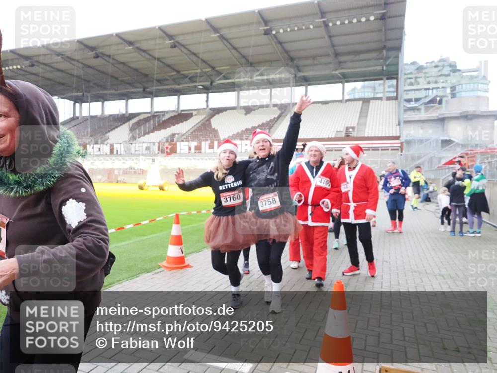 07.12.2025 - St. Pauli X-Mass-Run No. 15 Fabian Wolf http://msf.ph/oto/9425205 07.12.2025 12:12:15 Ziel 1033 meine-sportfotos.de
