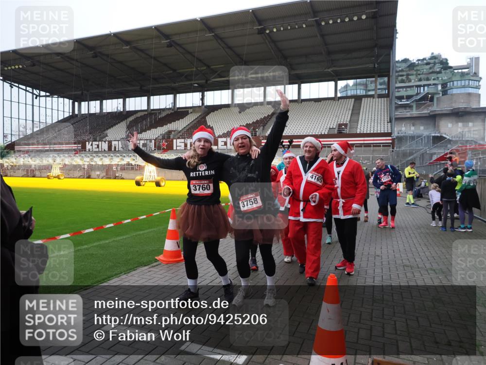 07.12.2025 - St. Pauli X-Mass-Run No. 15 Fabian Wolf http://msf.ph/oto/9425206 07.12.2025 12:12:15 Ziel 1033 meine-sportfotos.de