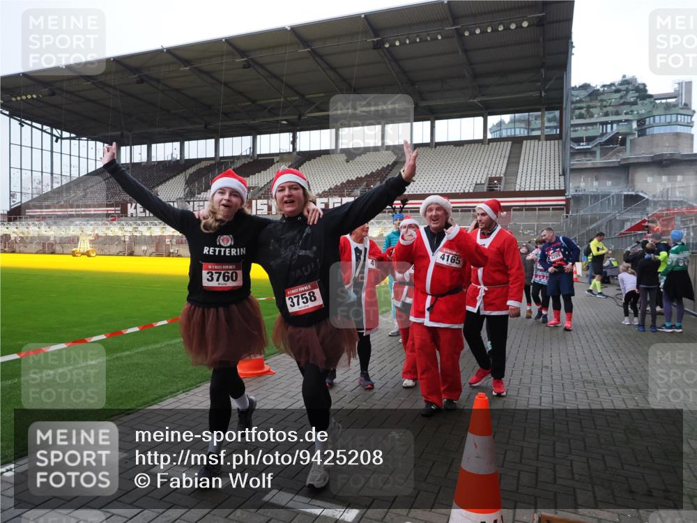 07.12.2025 - St. Pauli X-Mass-Run No. 15 Fabian Wolf http://msf.ph/oto/9425208 07.12.2025 12:12:15 Ziel 1033 meine-sportfotos.de