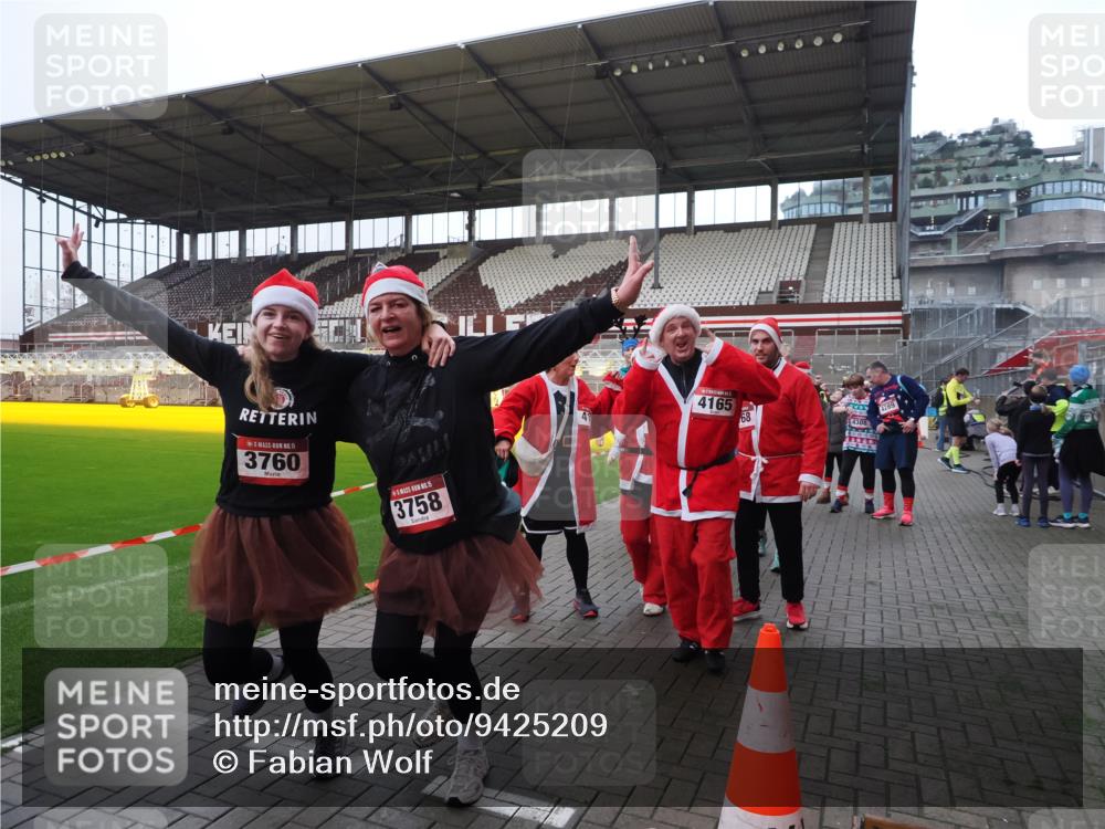 07.12.2025 - St. Pauli X-Mass-Run No. 15 Fabian Wolf http://msf.ph/oto/9425209 07.12.2025 12:12:16 Ziel 1033 meine-sportfotos.de
