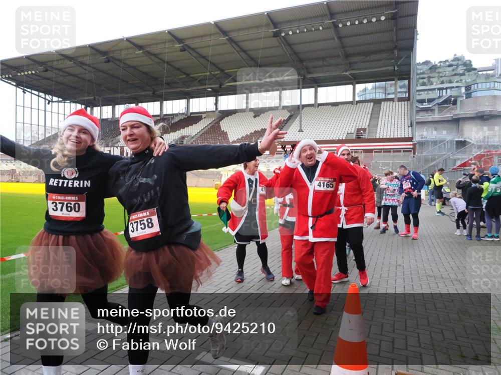 07.12.2025 - St. Pauli X-Mass-Run No. 15 Fabian Wolf http://msf.ph/oto/9425210 07.12.2025 12:12:16 Ziel 1033 meine-sportfotos.de