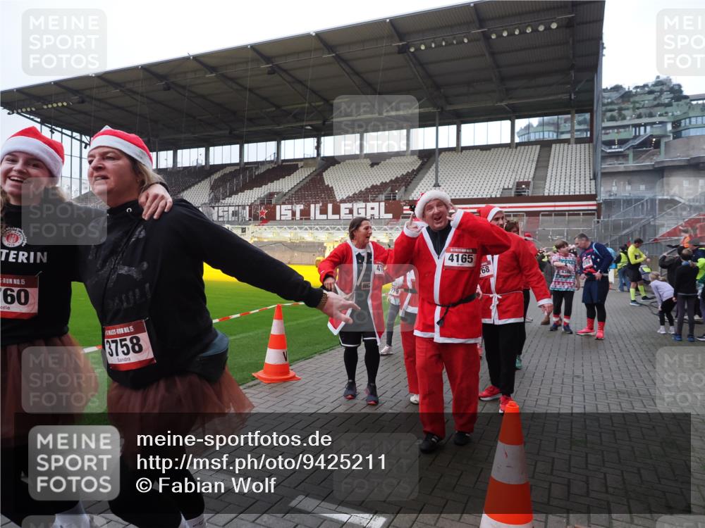 07.12.2025 - St. Pauli X-Mass-Run No. 15 Fabian Wolf http://msf.ph/oto/9425211 07.12.2025 12:12:16 Ziel 1033 meine-sportfotos.de