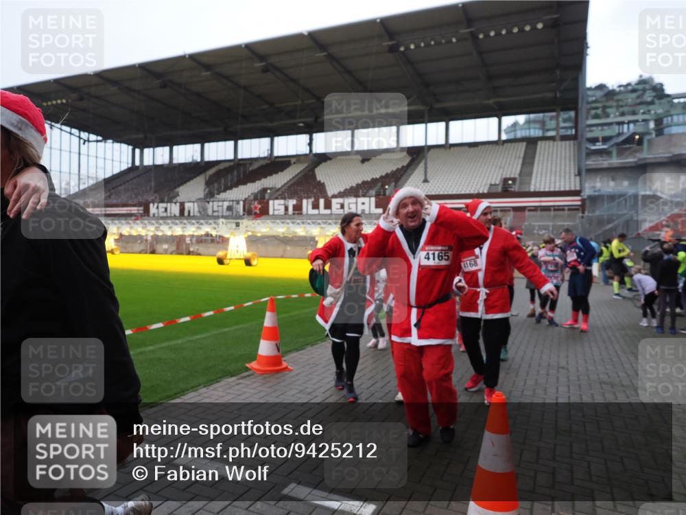 07.12.2025 - St. Pauli X-Mass-Run No. 15 Fabian Wolf http://msf.ph/oto/9425212 07.12.2025 12:12:16 Ziel 1033 meine-sportfotos.de