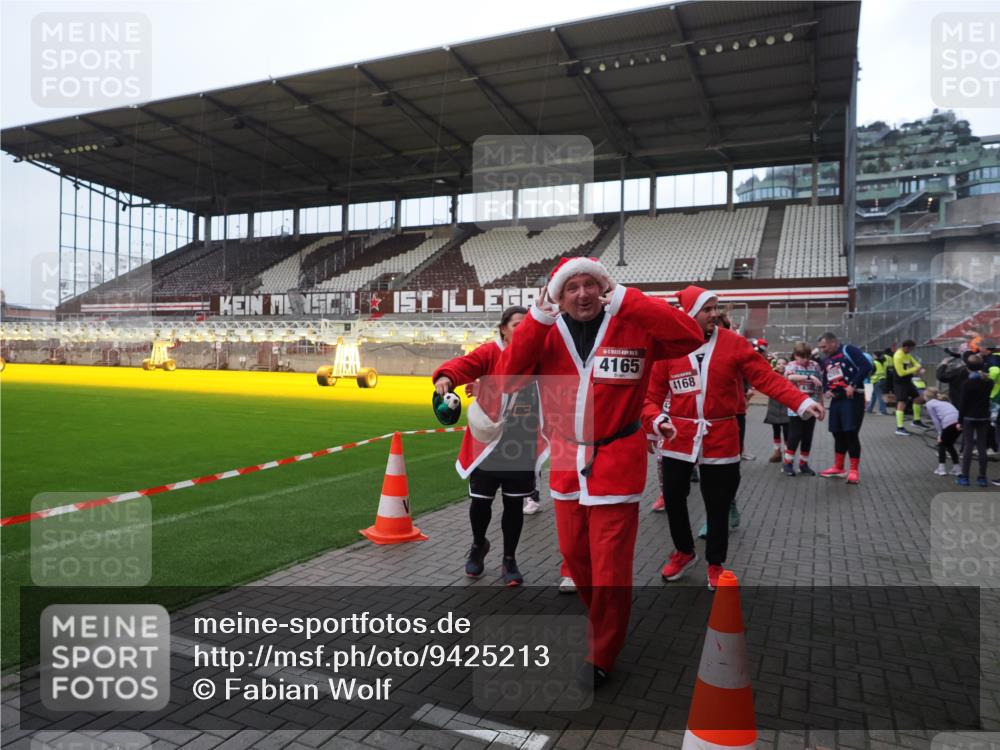 07.12.2025 - St. Pauli X-Mass-Run No. 15 Fabian Wolf http://msf.ph/oto/9425213 07.12.2025 12:12:16 Ziel 1033 meine-sportfotos.de