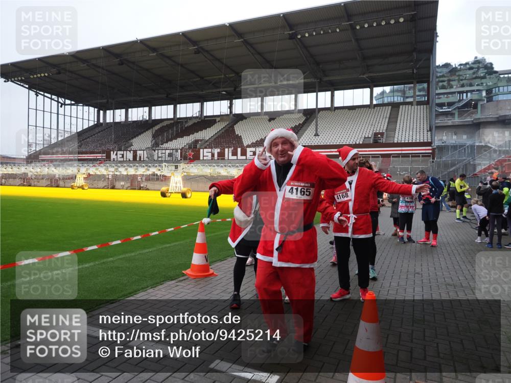 07.12.2025 - St. Pauli X-Mass-Run No. 15 Fabian Wolf http://msf.ph/oto/9425214 07.12.2025 12:12:17 Ziel 1033, 3978 meine-sportfotos.de