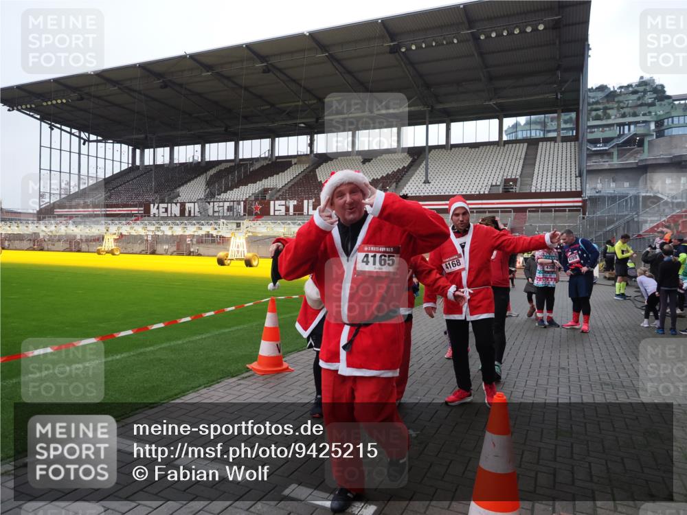 07.12.2025 - St. Pauli X-Mass-Run No. 15 Fabian Wolf http://msf.ph/oto/9425215 07.12.2025 12:12:17 Ziel 1033, 3978 meine-sportfotos.de
